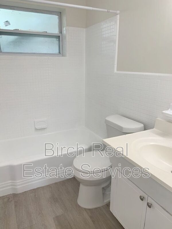 Building Photo - 204 Waverly Way