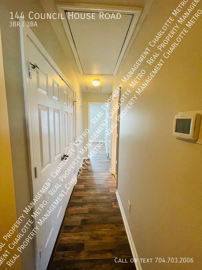 Building Photo - Beautiful Townhome in Catawba Village