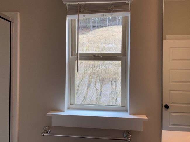 Building Photo - 3 bedroom home with garage and fenced backyard!