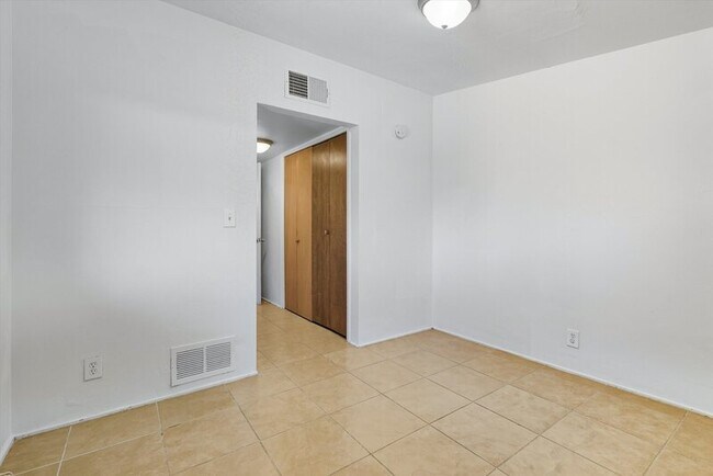 Building Photo - 1662 N Beverly Ave