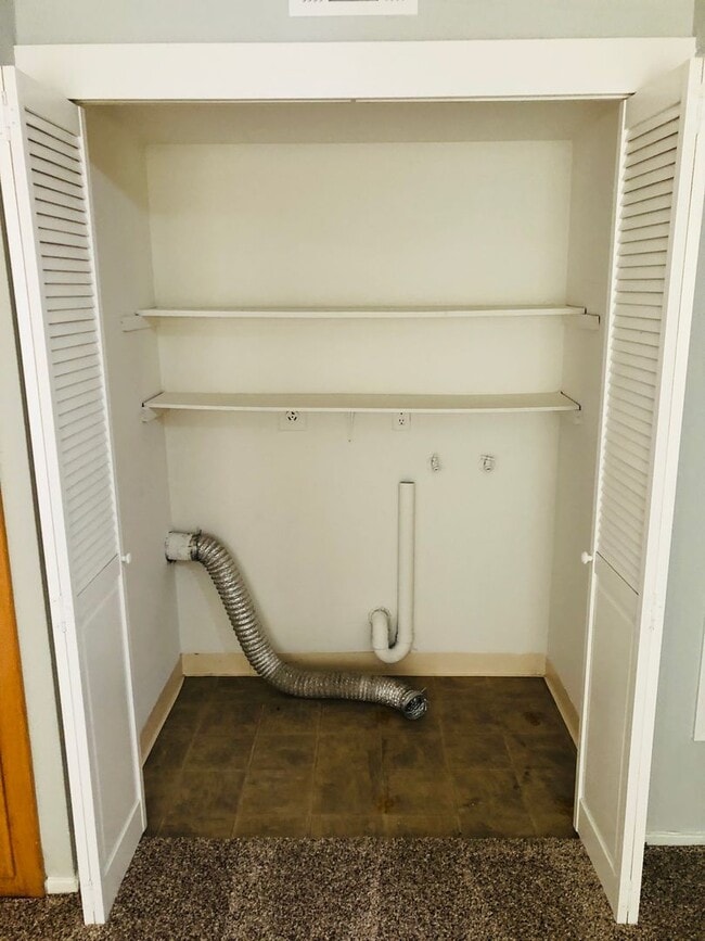 Building Photo - Great looking condo in a nice and clean complex