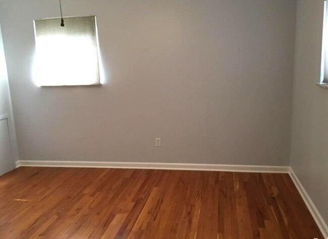 Building Photo - 4840 Briarwood Ave