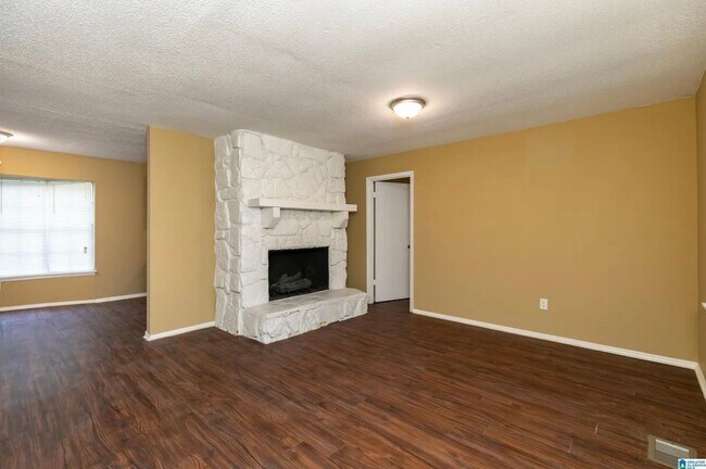 Building Photo - 4/2 Adamsville Home