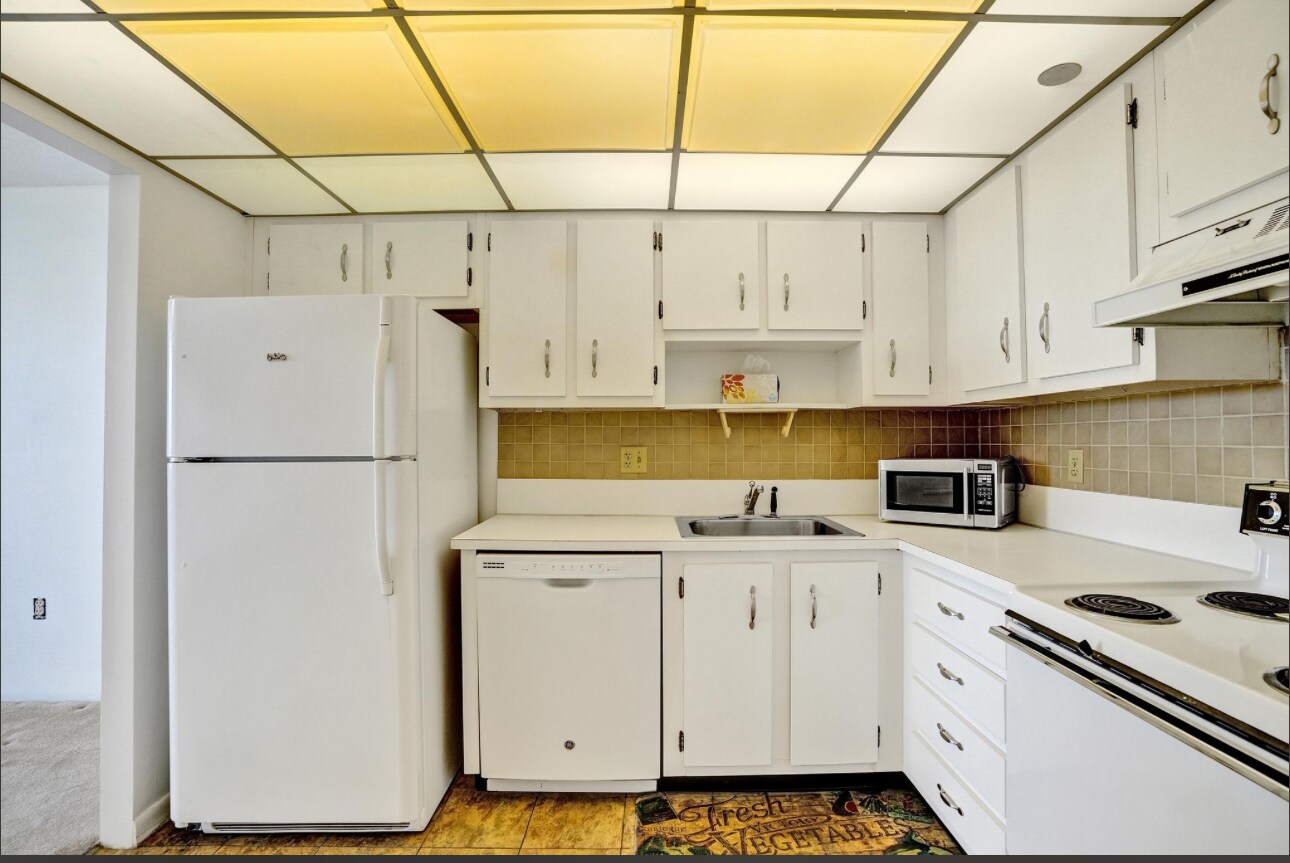 Building Photo - 1200 Saint Charles Pl