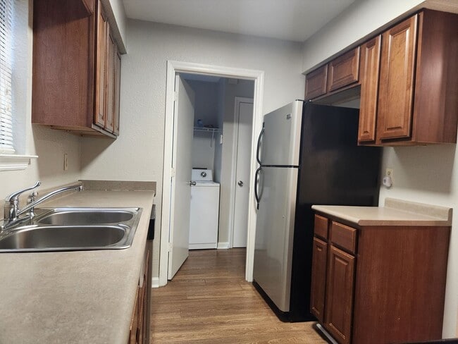 Building Photo - **Available January 1st** 3 Bedroom, 2.5 Bath Town Home