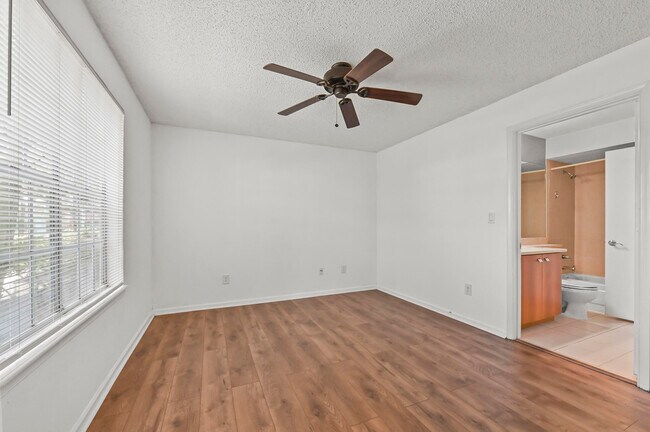Building Photo - 1055 Crystal Way