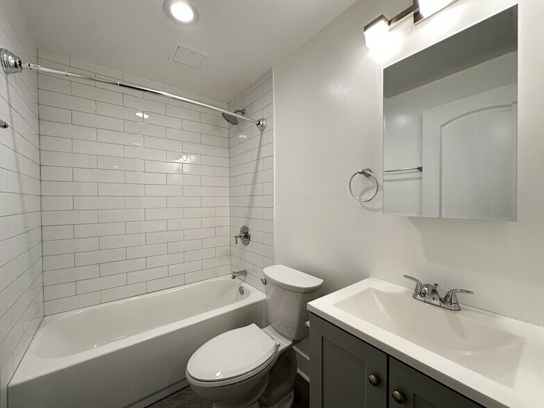 Building Photo - 5008 N Springfield Ave