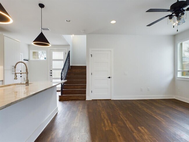 Building Photo - 1402 W 51st St