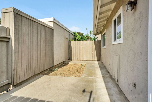 Building Photo - Nice two bedroom/one bath townhome in UTC....