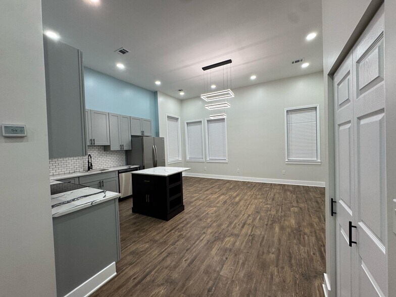 Building Photo - 319 E Main St