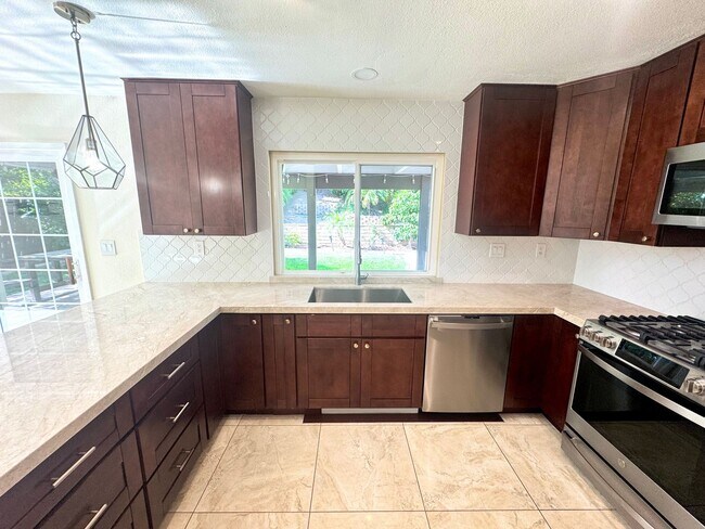 Building Photo - Rare opportunity spacious remodeled Camarillo Home on cul-de-sac with Electricity included!