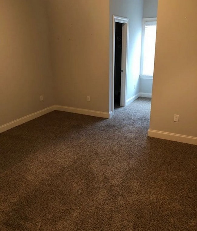 Building Photo - 4 bed/4.5 Bath