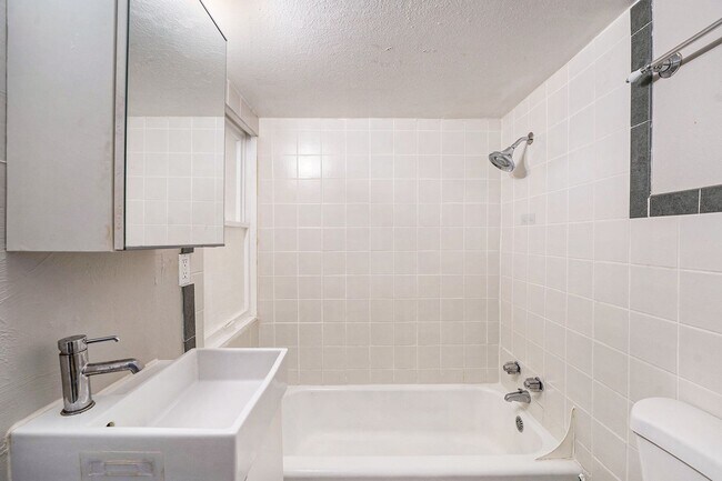 Building Photo - 2825 W 25th Ave