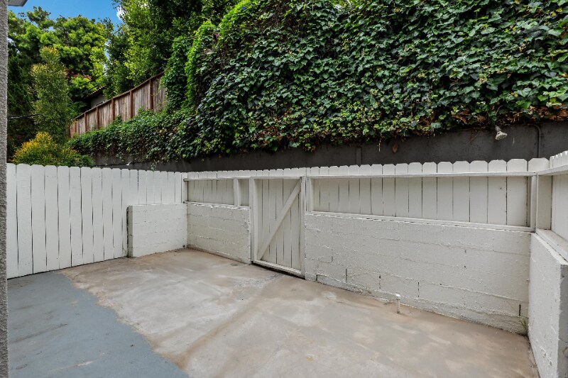 Building Photo - 1617 S Beverly Glen Blvd