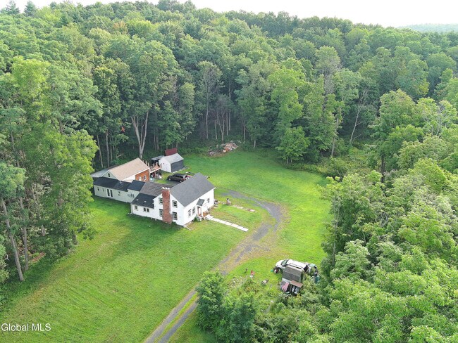 Building Photo - 820 Valley Falls Rd
