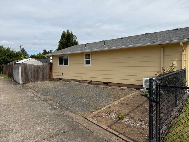 Building Photo - Updated two-bedroom one bathroom duplex in Thurston!