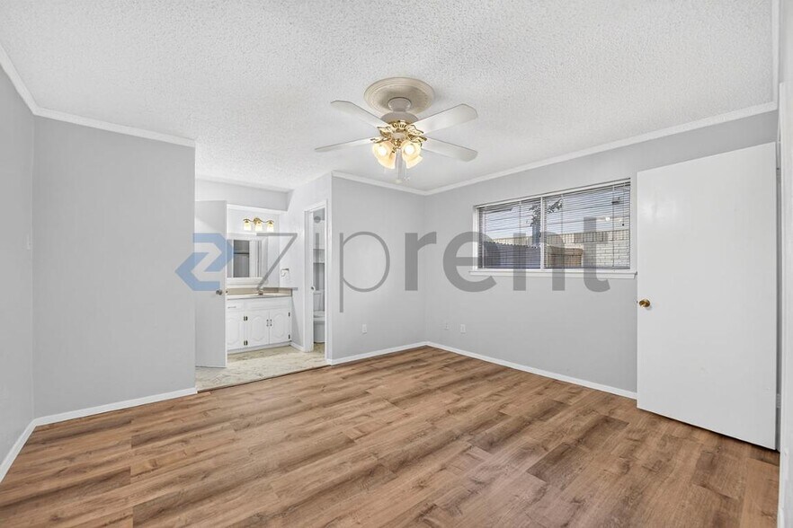 Building Photo - Unit