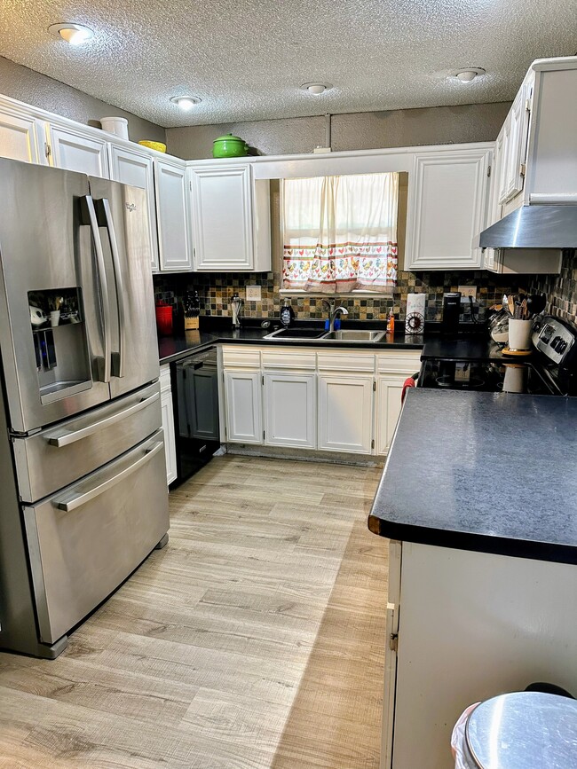 Building Photo - 1424 N Country Club Cir