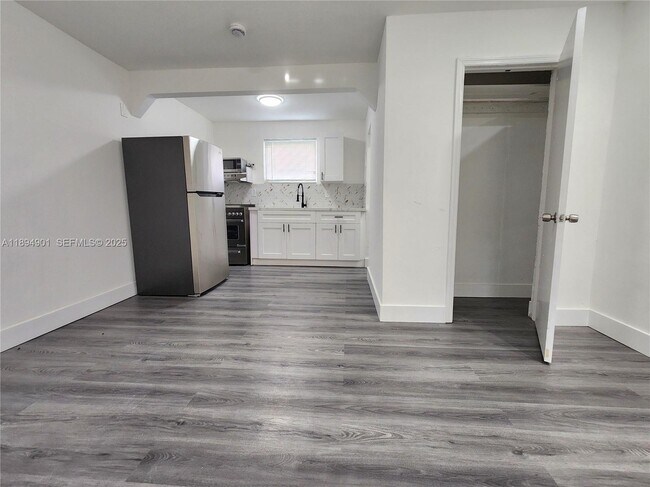 Building Photo - 5934 Buchanan St