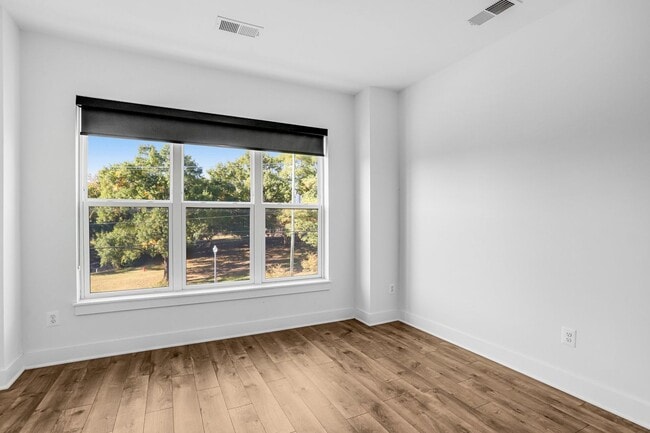 Building Photo - Spacious 4-level Home| 3 bedrooms + Garage parking!