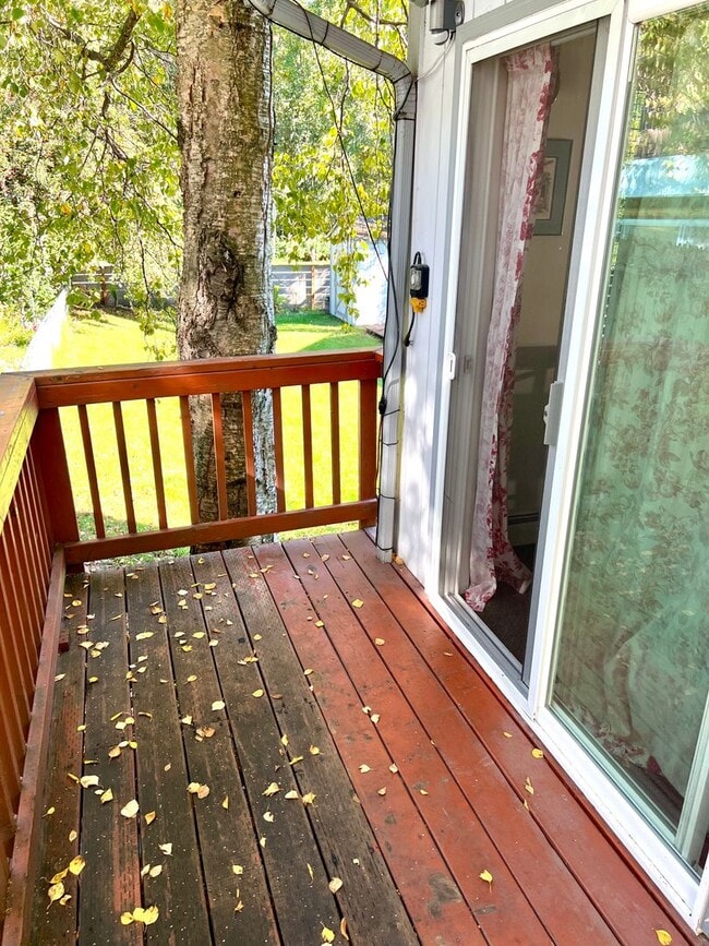 Building Photo - Downtown Furnished Two Bed Unit in Duplex-...