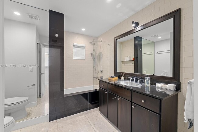 Building Photo - 122 E 2nd Ct