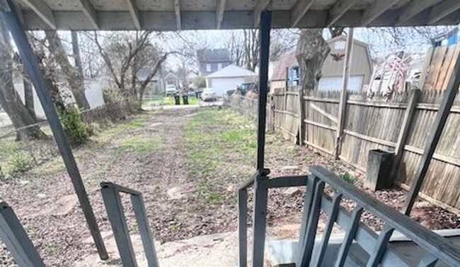 Building Photo - Large 5BR/2Ba House- Close to U of L Leasing Special- sign lease by 6/15/2026 and second month is...