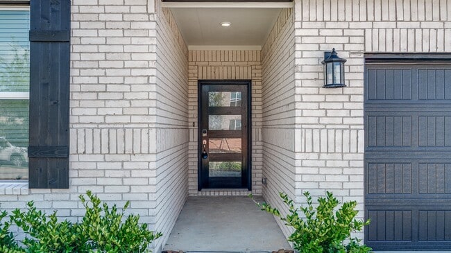 Building Photo - 27327 Blue Pool Dr