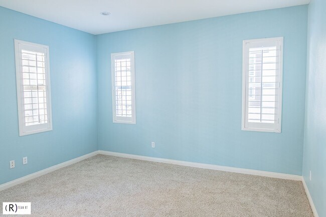 Building Photo - Lovely tri-level condo located in the gated community of Bellafina