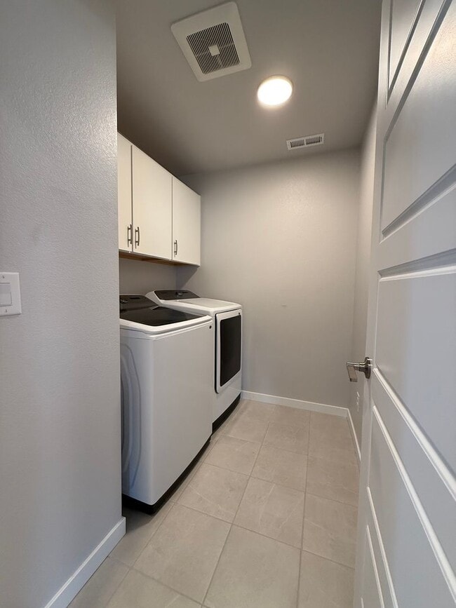 Building Photo - Stunning Luxury Living in Coal Creek with ...