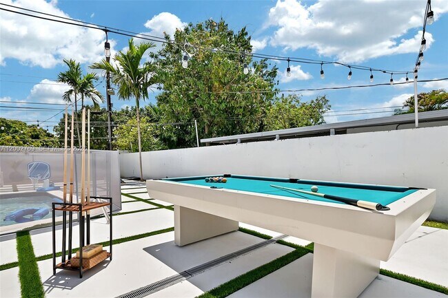 Building Photo - 301 SW 30th Ct