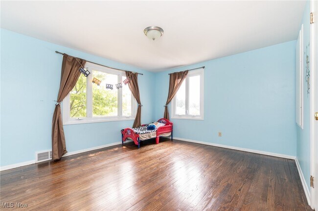 Building Photo - 25035 Penshurst Dr