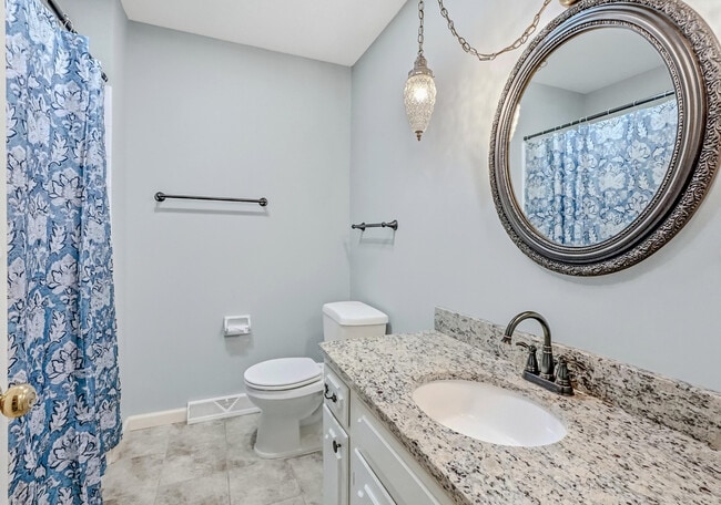 Building Photo - 2212 Rose Dr