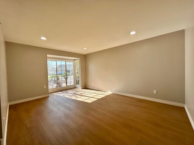 Building Photo - Welcome Home! Beautifully Renovated 3-Bedr...