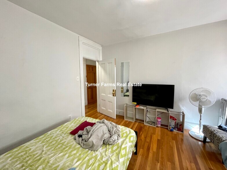 Building Photo - 40 Cedar St