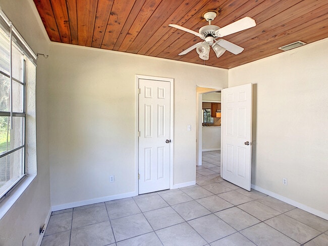 Building Photo - 319 Lucerne Dr