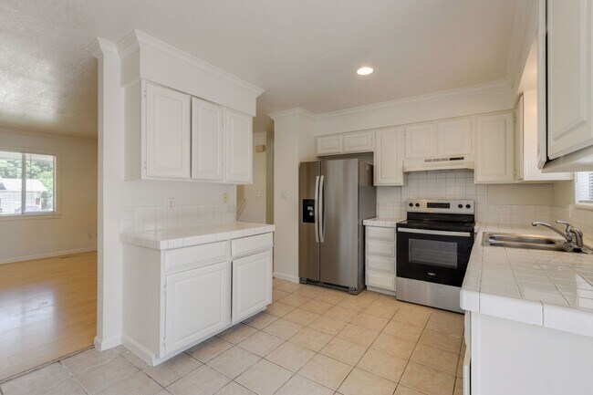 Building Photo - 4 bedroom house close to CSU