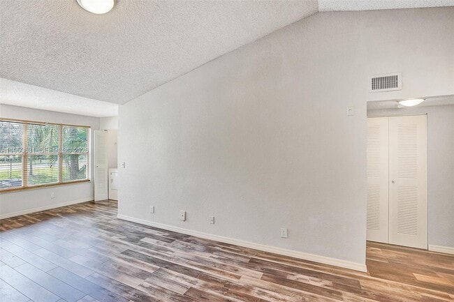 Building Photo - 437 Vista Isles Dr