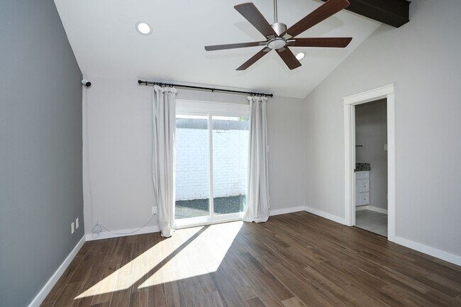 Building Photo - 2214 Holly Knoll St