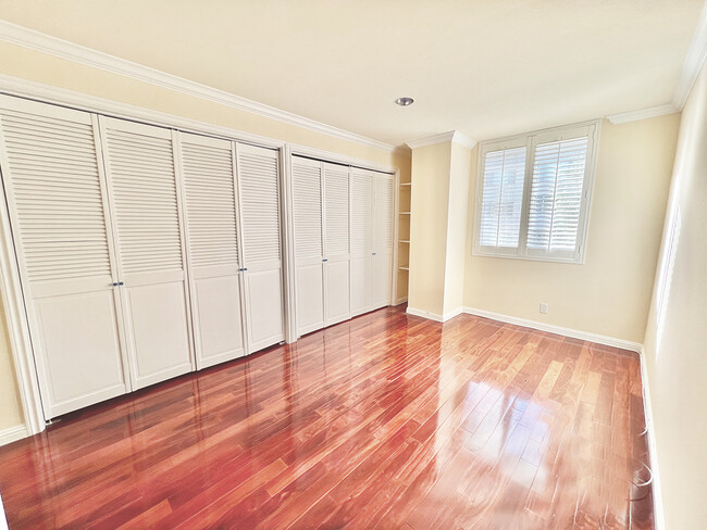 1st bedroom with lots of closet space - 441 N Oakhurst Dr