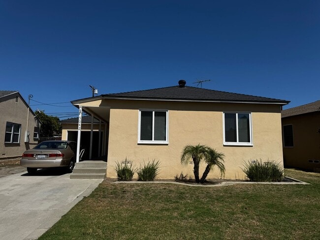 Primary Photo - Remodelled 2 Bed 1 Bath Home with Garage a...