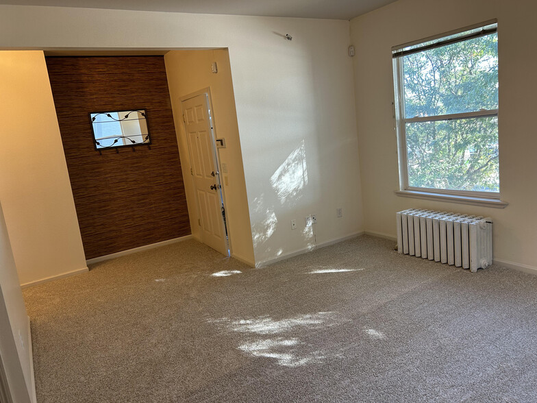 Din Room - 307 Coffman St