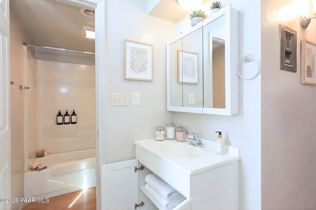 Building Photo - 770 N Dodge Blvd