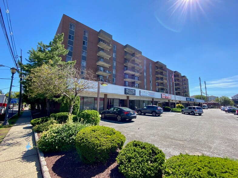 Building Photo - 10 N Wood Ave