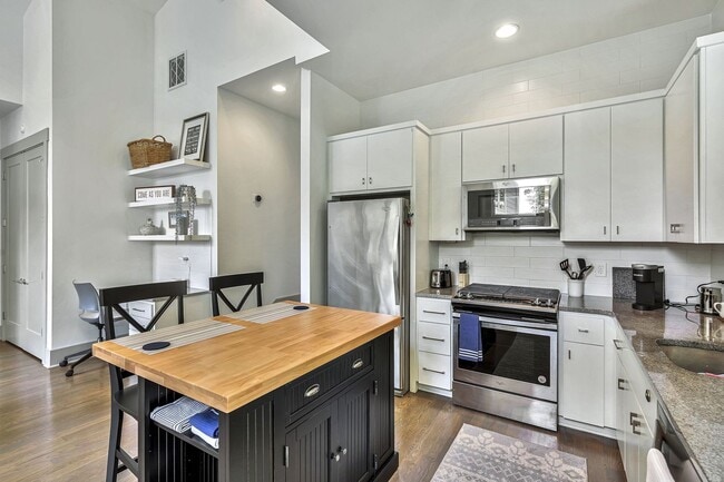 Building Photo - Awesome fully furnished 1BE/1BA in the Wav...