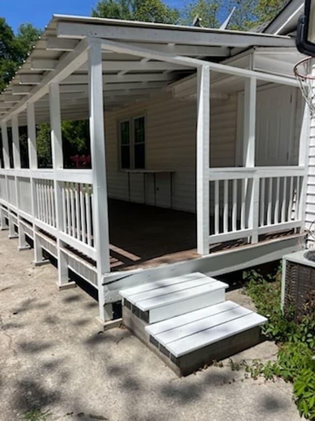 Building Photo - ***PROMOTION $100 OFF FIRST MONTHS RENT***...