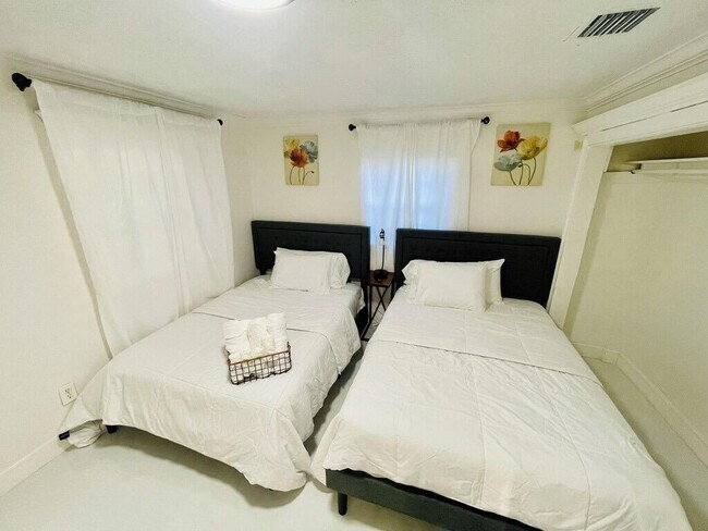 Building Photo - 5537 SW 6th St