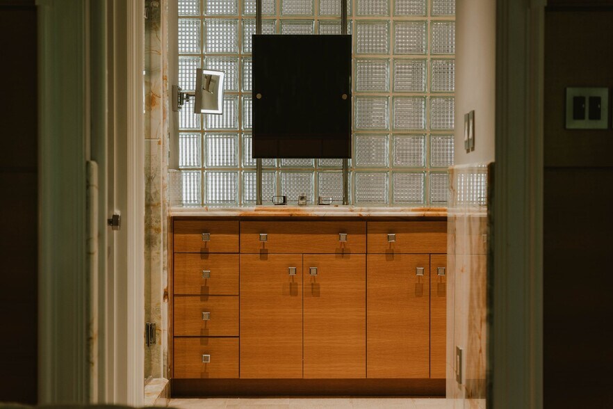 Building Photo - 1124 Dilworth Crescent Row