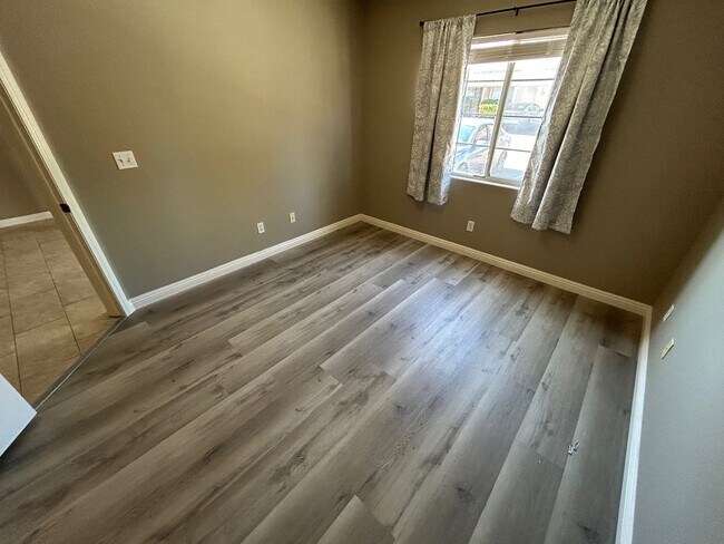 Building Photo - COMPLETED REMODELED 3 BEDROOM, SINGLE STORY UNIT!!!