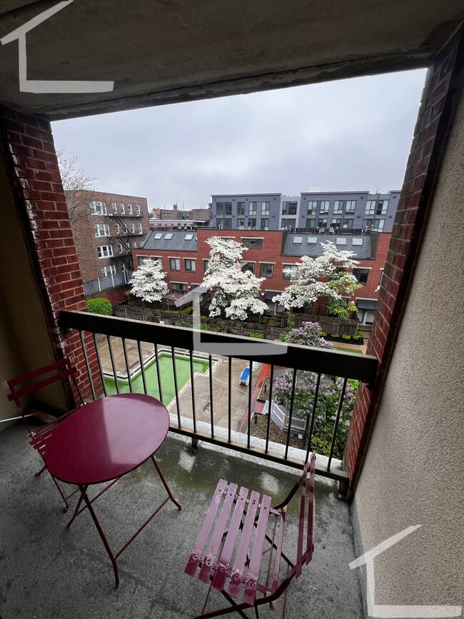 Building Photo - Comfortable Luxury Apartment with Stunning...